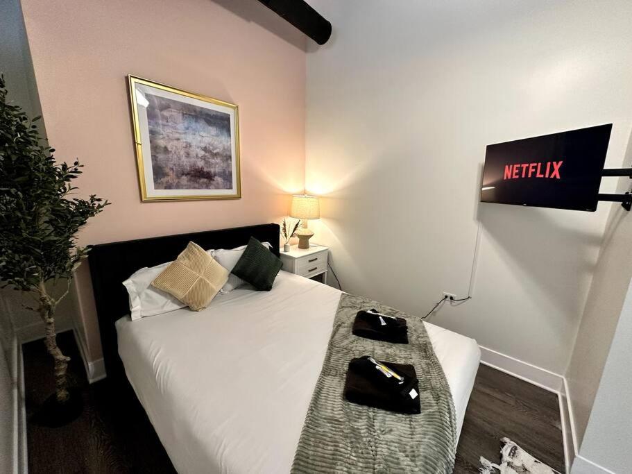 Modern 3BR in South Loop with Optional Parking and Gym Access Near McCormick Place, Chinatown and Soldier Field