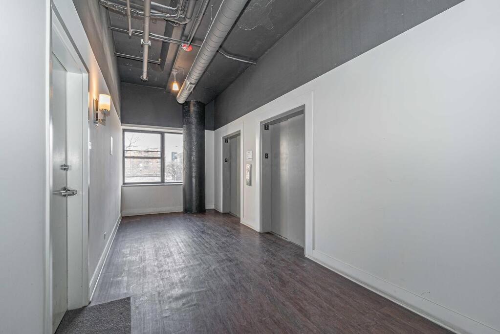Modern 3BR in South Loop with Optional Parking and Gym Access Near McCormick Place, Chinatown and Soldier Field
