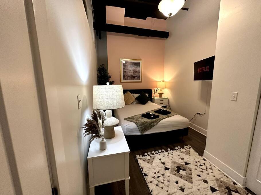 Modern 3BR in South Loop with Optional Parking and Gym Access Near McCormick Place, Chinatown and Soldier Field