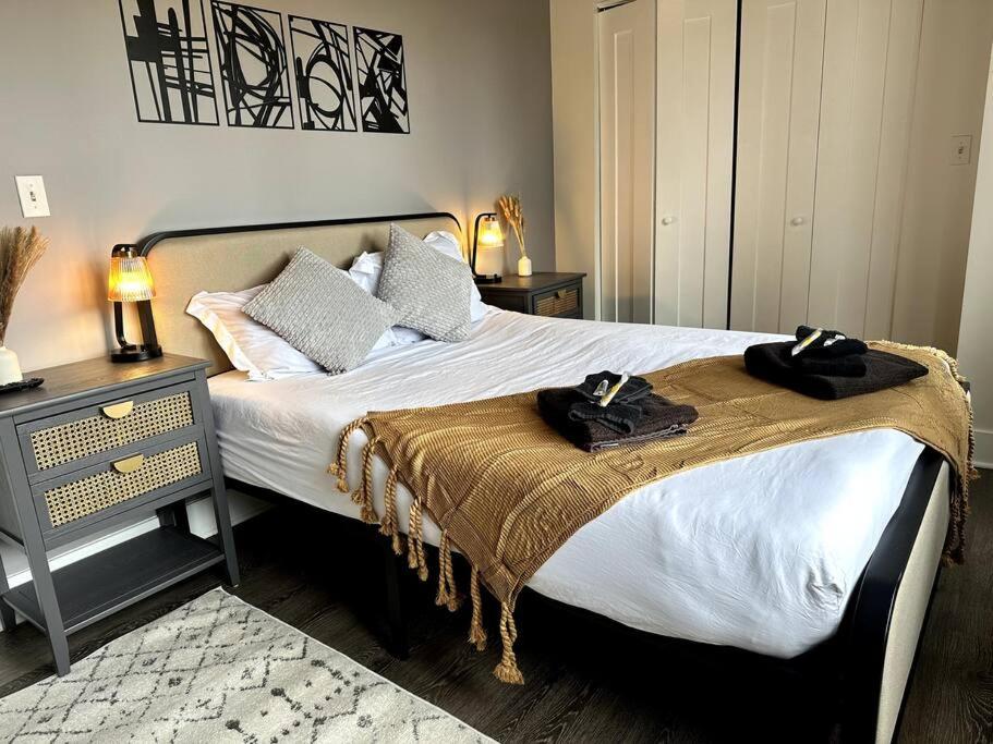 Modern 3BR in South Loop with Optional Parking and Gym Access Near McCormick Place, Chinatown and Soldier Field