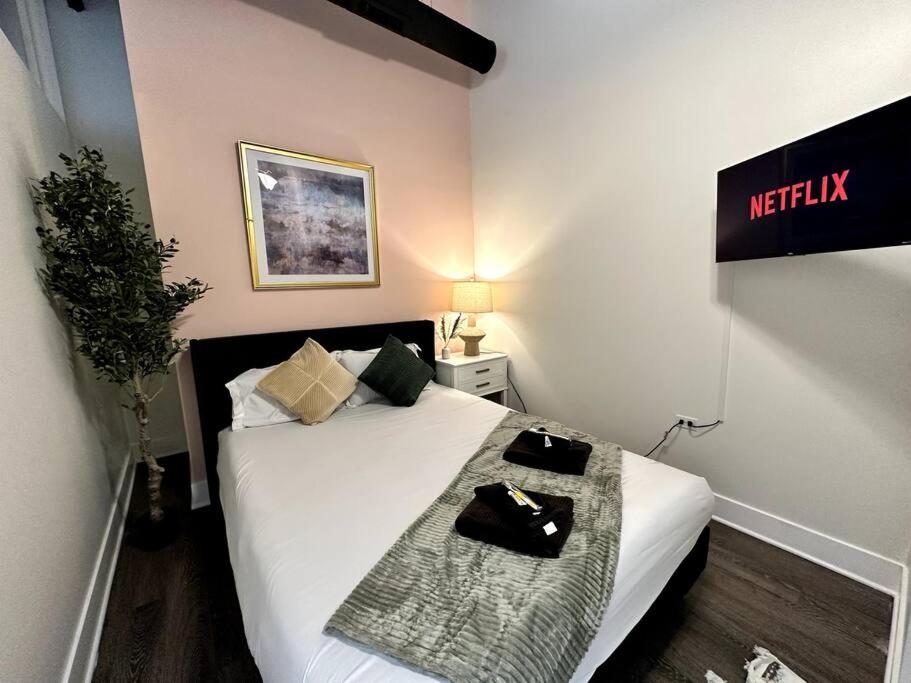 Modern 3BR in South Loop with Optional Parking and Gym Access Near McCormick Place, Chinatown and Soldier Field