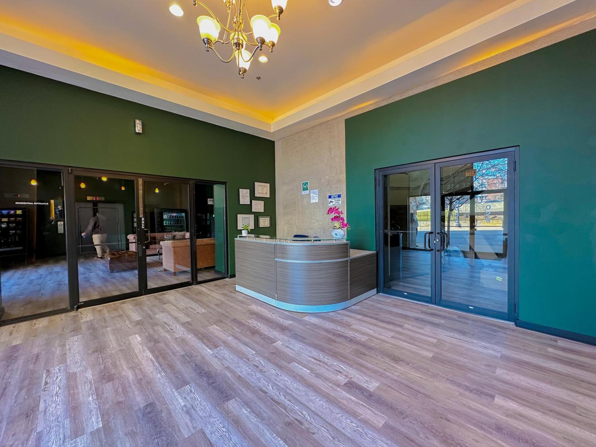 Modern 3BR in South Loop with Optional Parking and Gym Access Near McCormick Place, Chinatown and Soldier Field