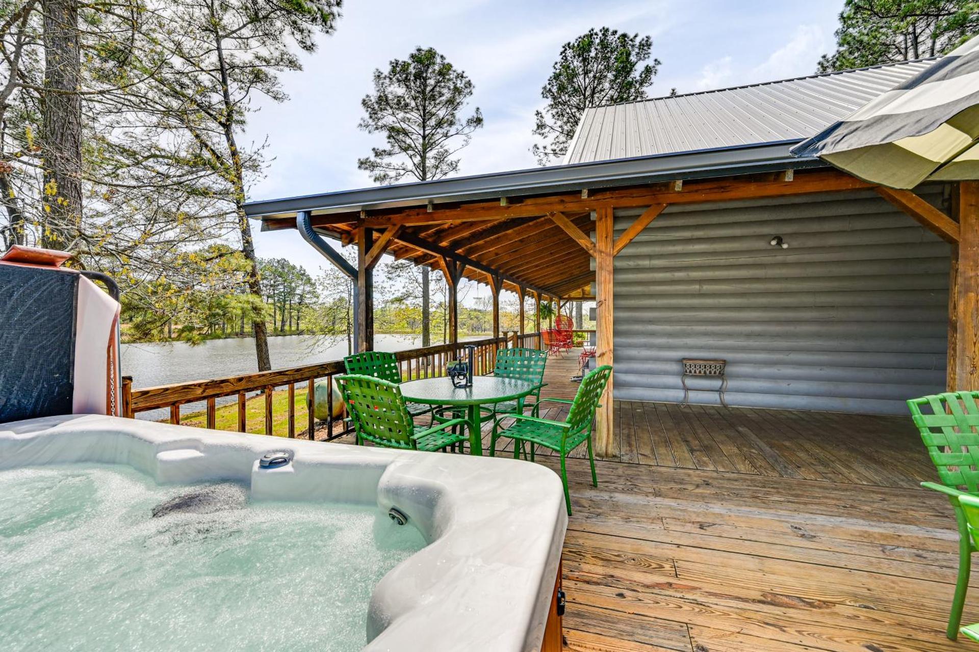 Broken Bow Cabin with Hot Tub and Fishing On-Site!