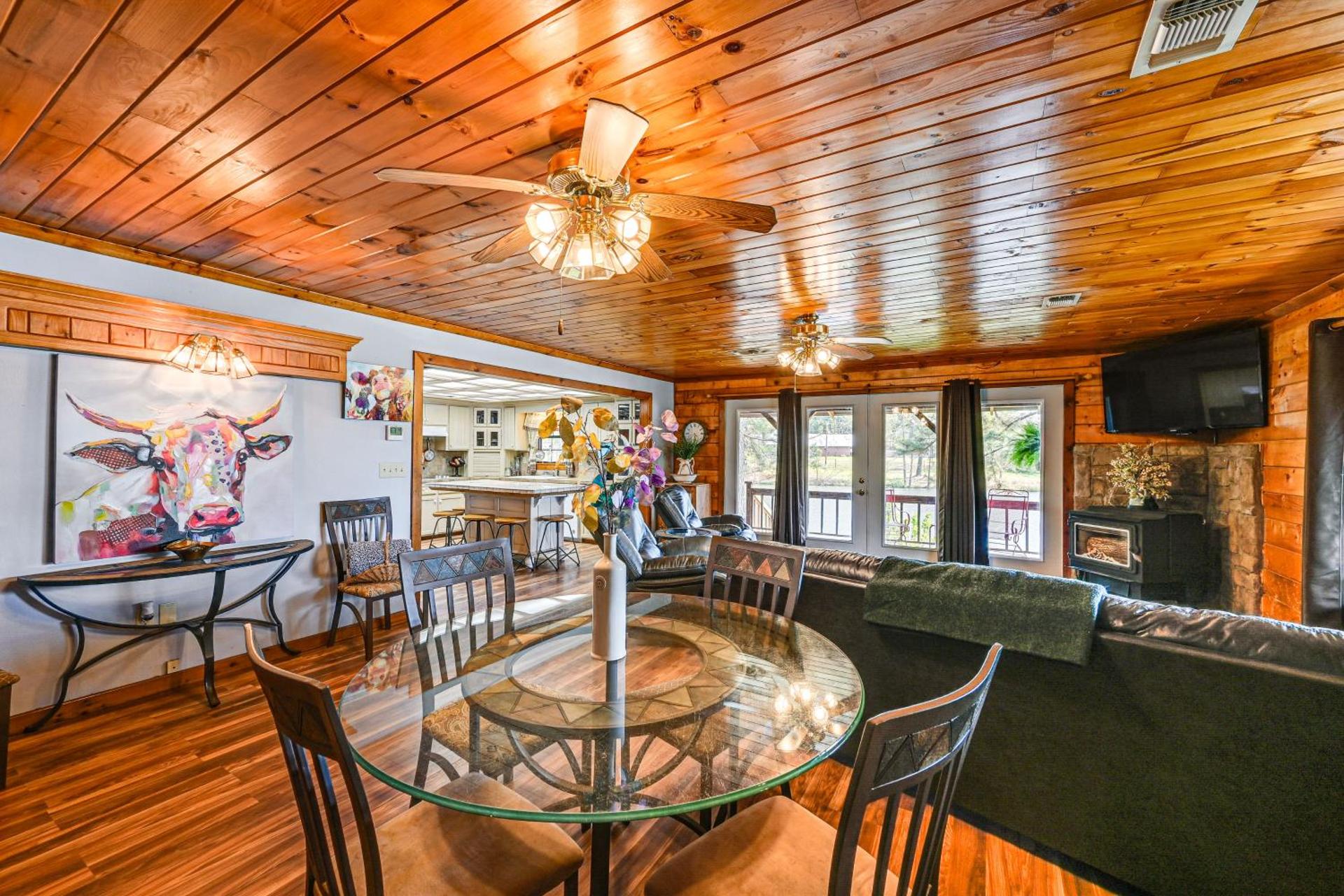 Broken Bow Cabin with Hot Tub and Fishing On-Site!