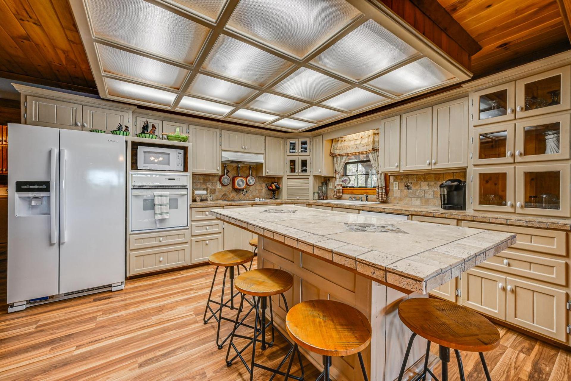 Broken Bow Cabin with Hot Tub and Fishing On-Site!