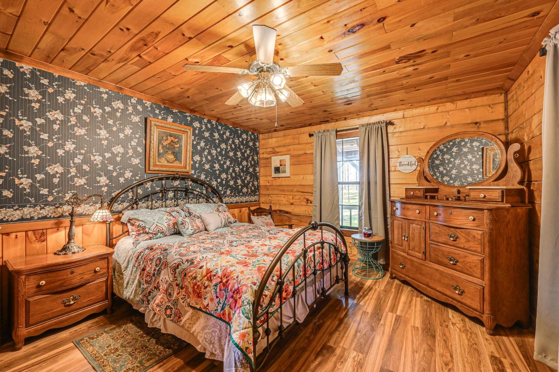 Broken Bow Cabin with Hot Tub and Fishing On-Site!