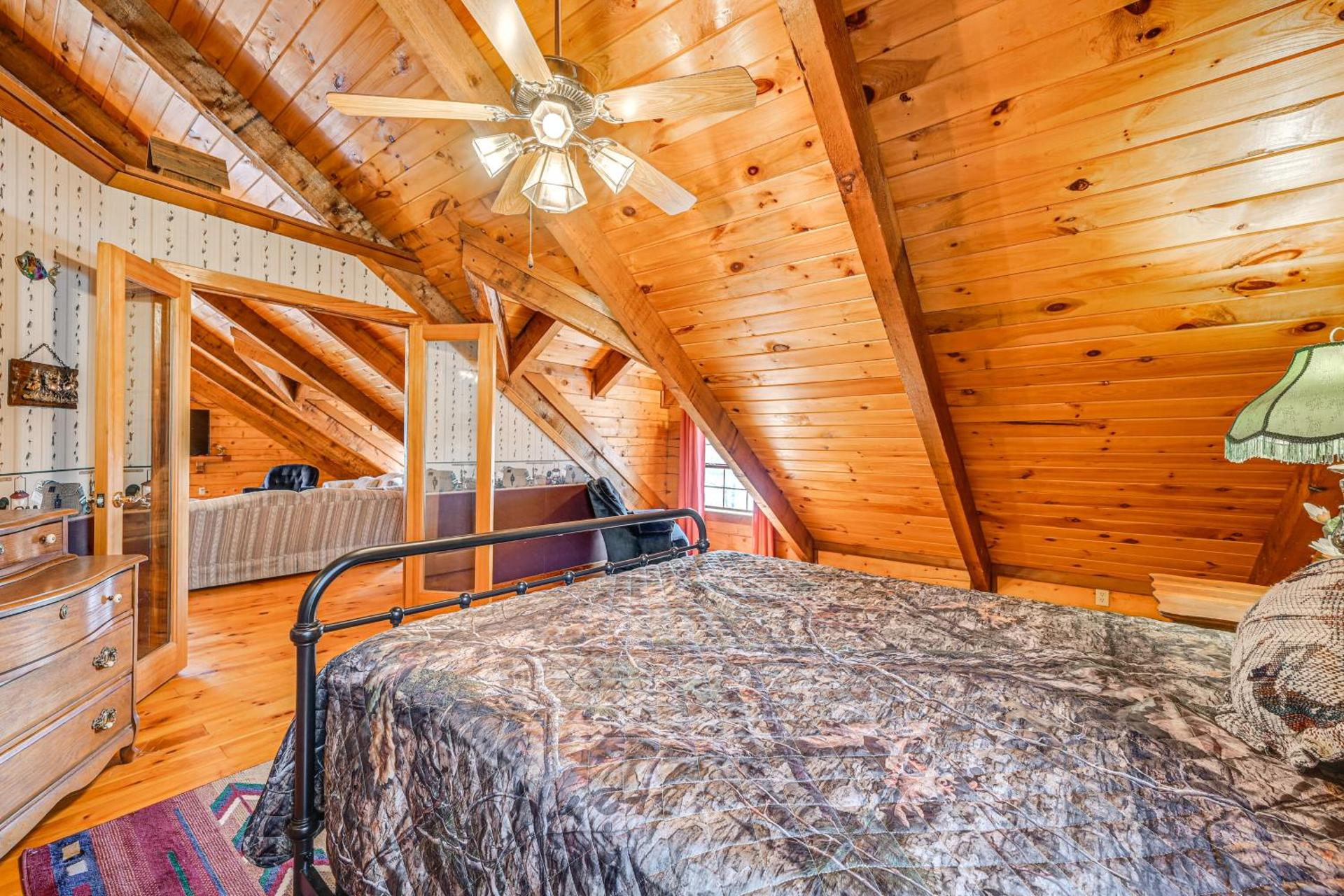 Broken Bow Cabin with Hot Tub and Fishing On-Site!