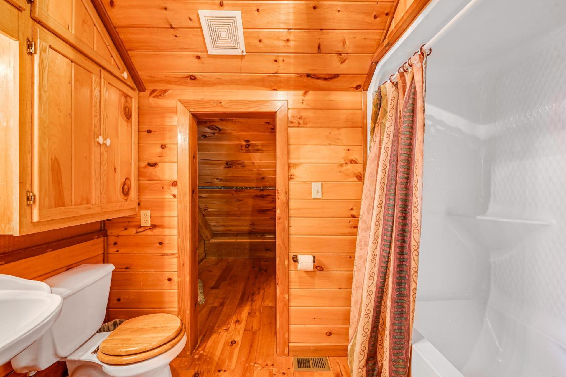 Broken Bow Cabin with Hot Tub and Fishing On-Site!