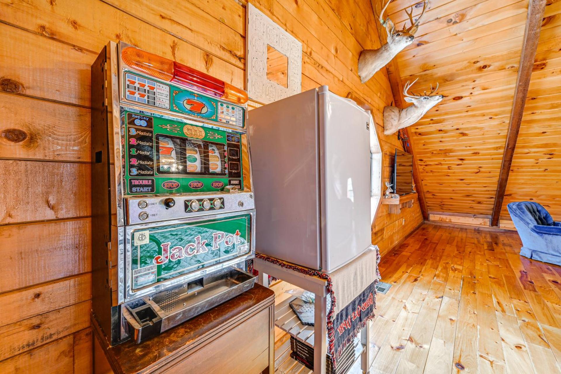 Broken Bow Cabin with Hot Tub and Fishing On-Site!