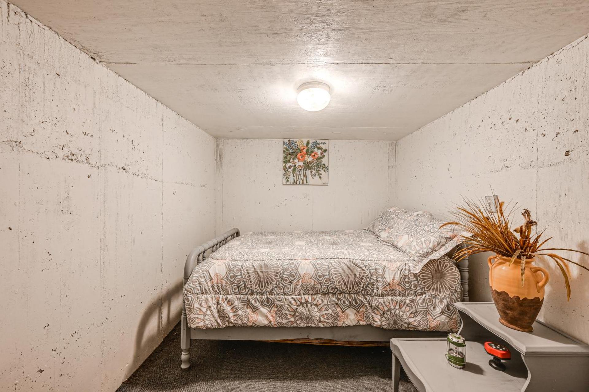 Broken Bow Cabin with Hot Tub and Fishing On-Site!