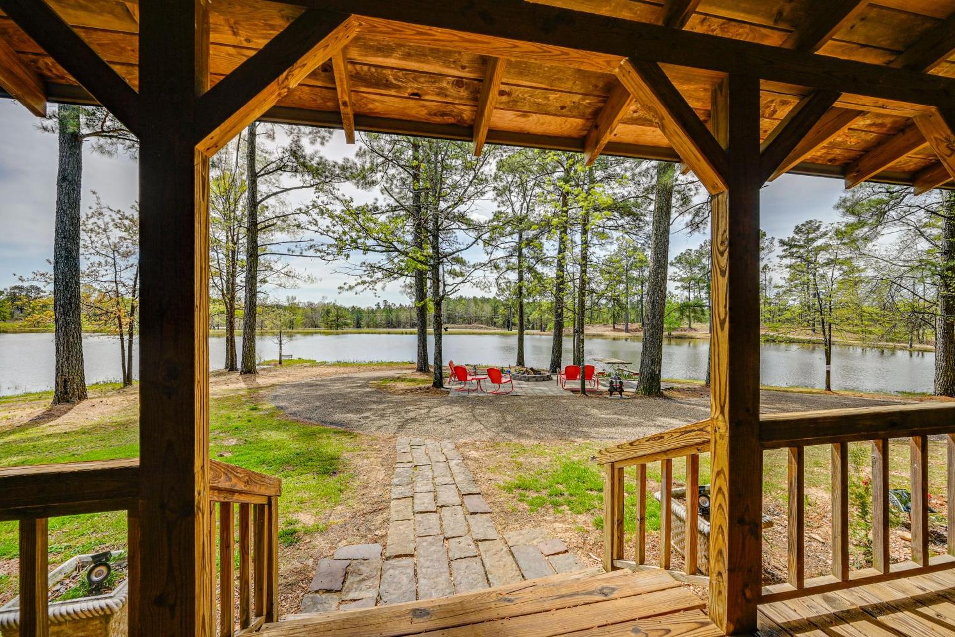 Broken Bow Cabin with Hot Tub and Fishing On-Site!