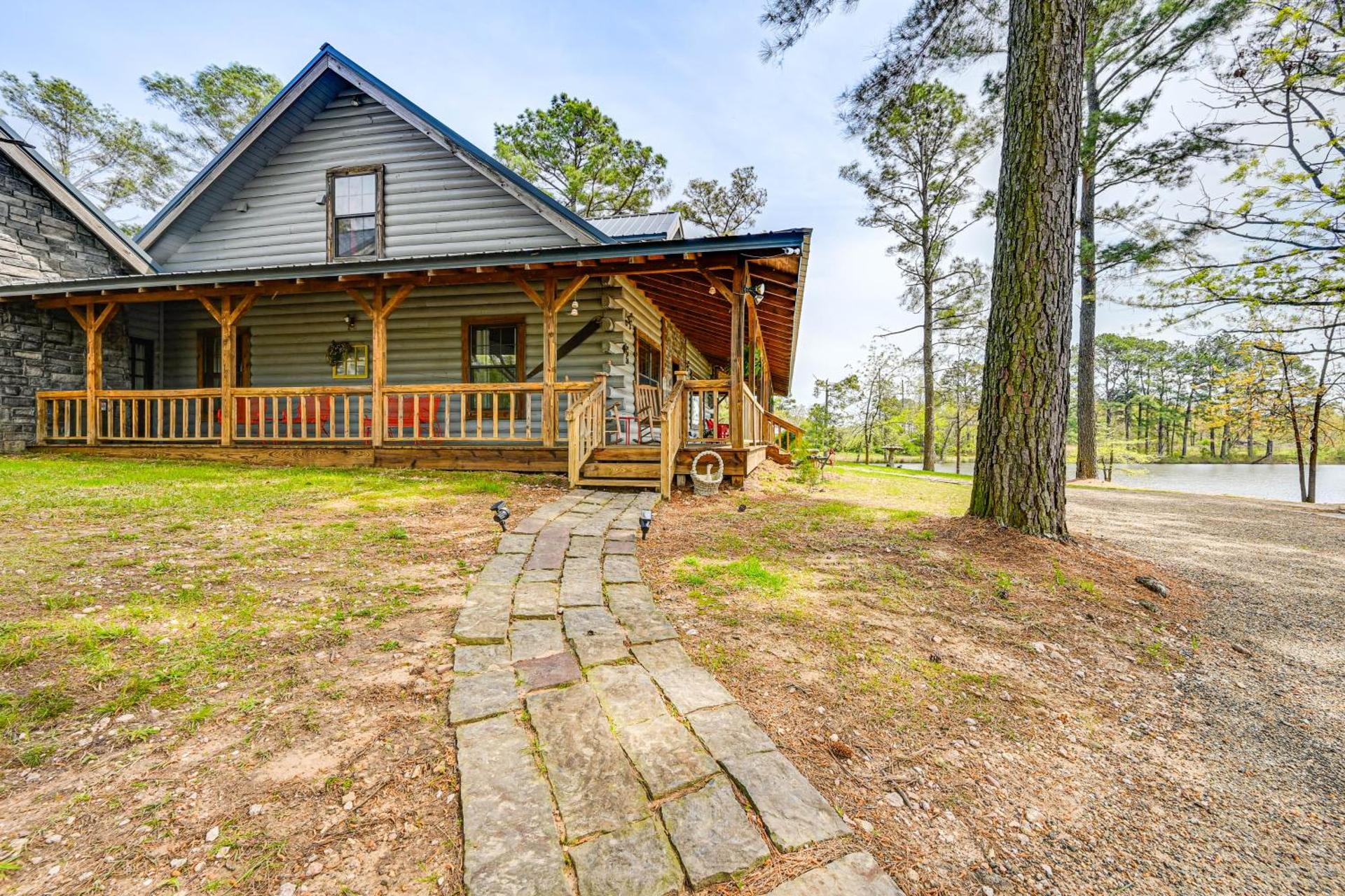 Broken Bow Cabin with Hot Tub and Fishing On-Site!