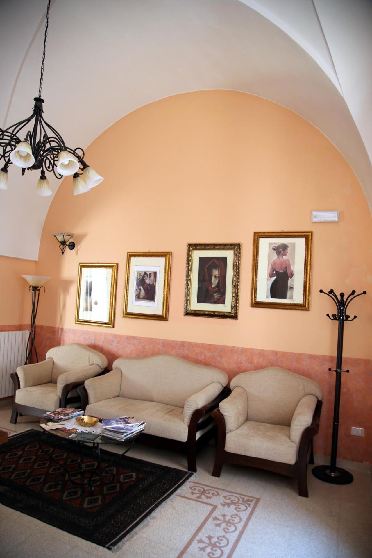 Communal lounge/ TV room