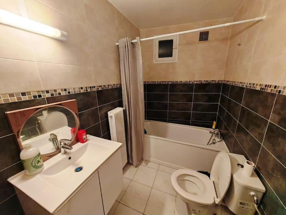 F1 équipé avec ascenseur, parking et près des transports