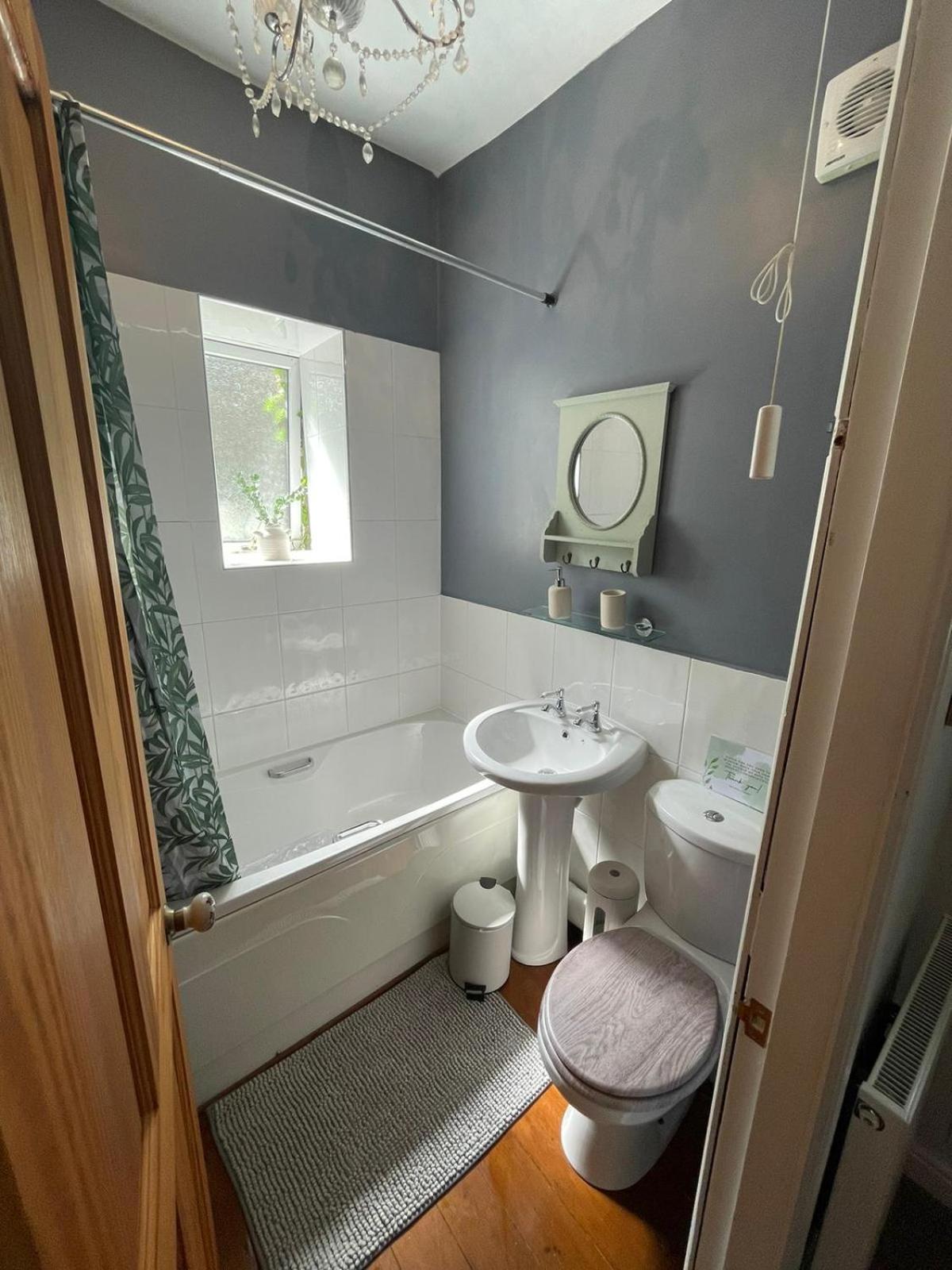 The Little Hideaway - Historic Gem off Haworth Main Street -Log Fire