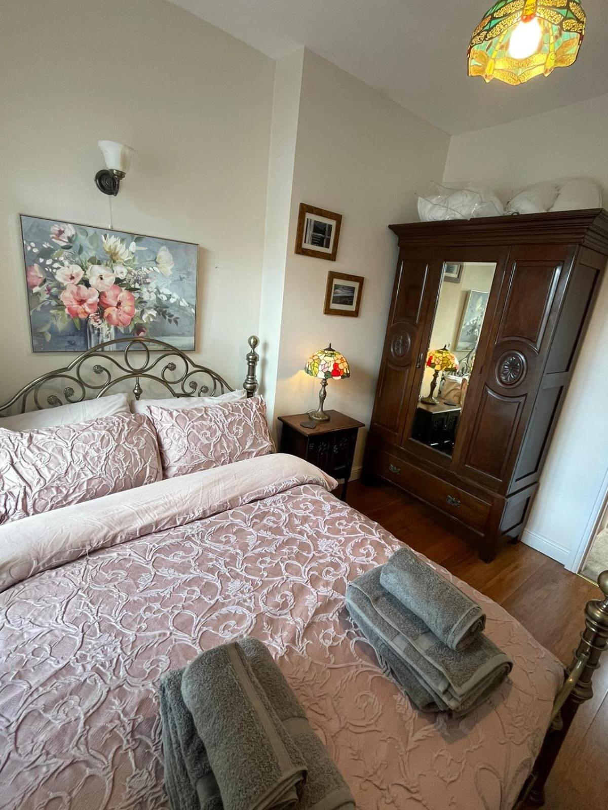 The Little Hideaway - Historic Gem off Haworth Main Street -Log Fire