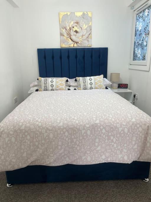 Penlea ~ 1 bedroom Flat with Harbour view