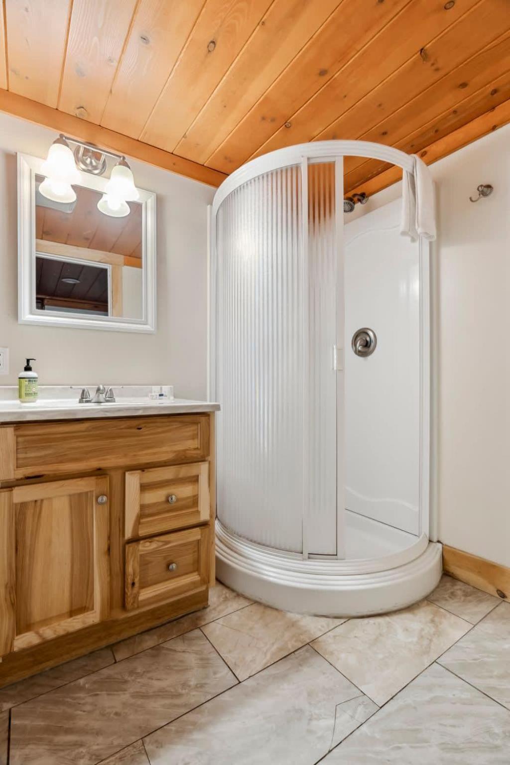 Minutes to Downtown & National Forest Ash Lodge