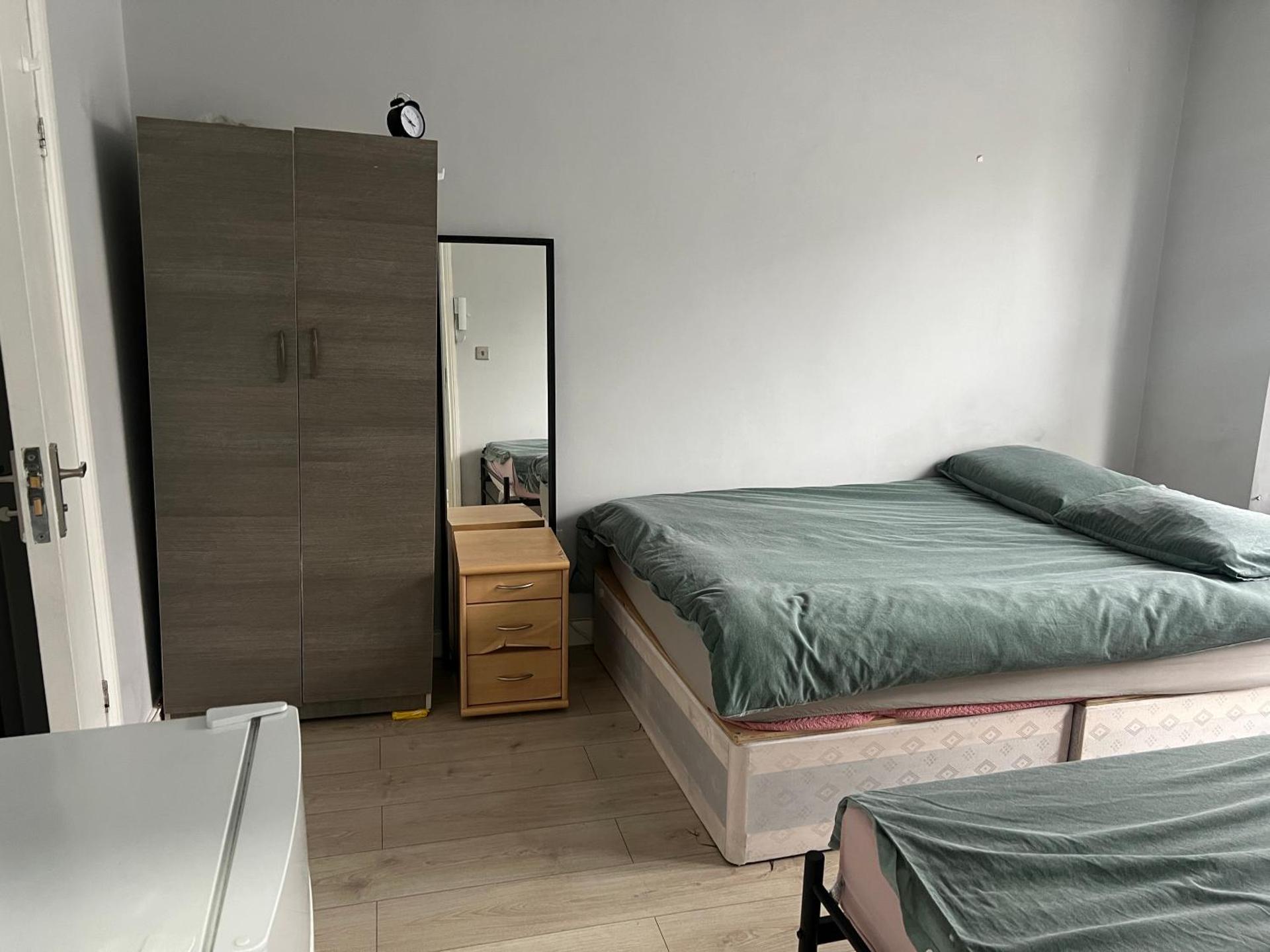 Sterne Street 4 Person Room