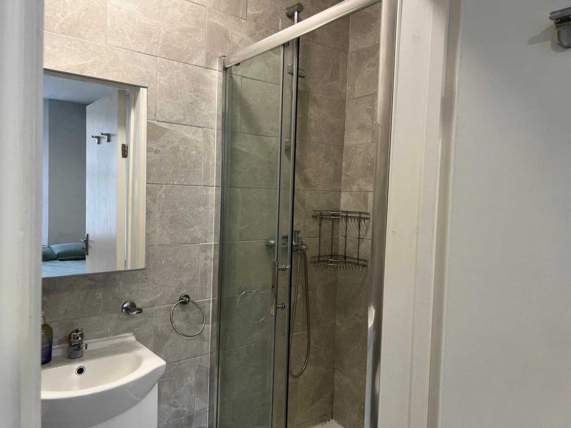 Sterne Street 4 Person Room