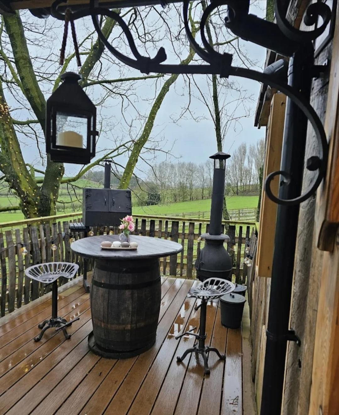 Burtree Country House, Tipi's, Treehouse & Lodge & house rooms with hot tubs in a private garden