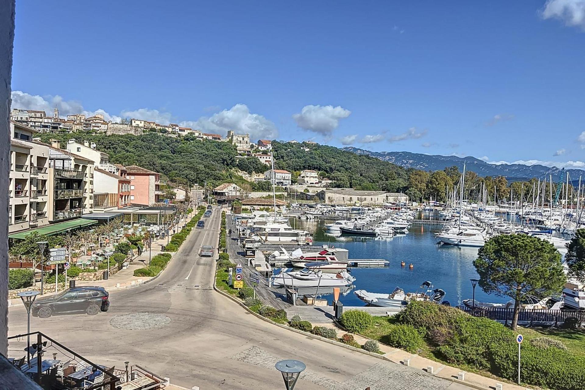 Pretty cocoon with harbour view