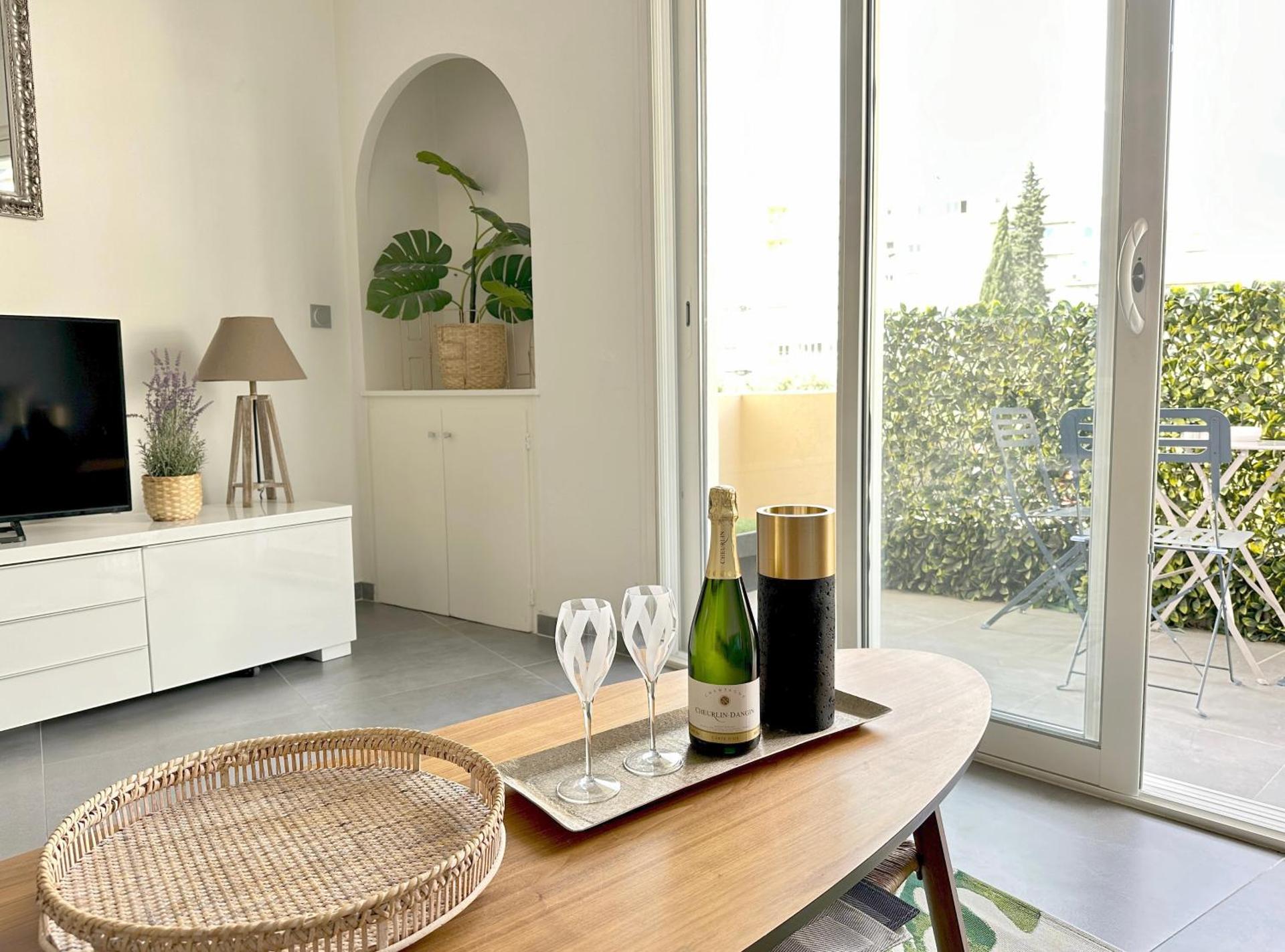 Cannes CROISETTE - plages - palais - bord de mer - Appartement moderne et lumineux avec balcon