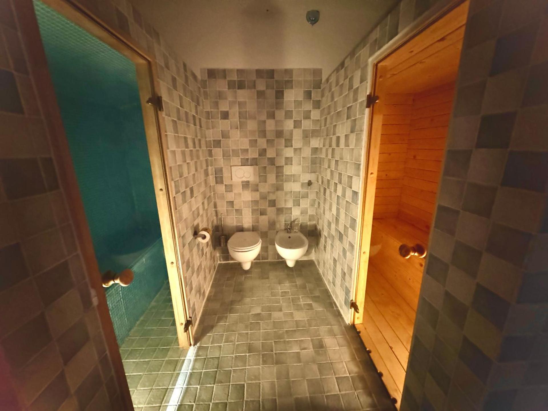 Estudio con bañera de hidromasaje