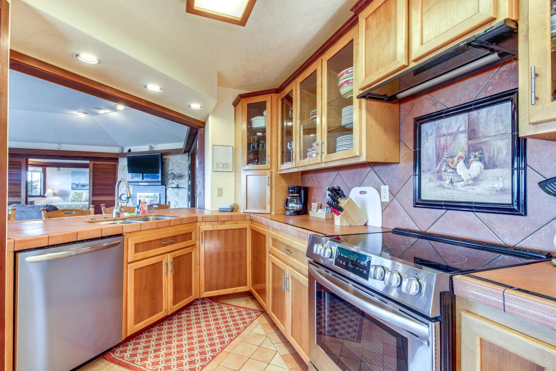 Enchanting Coos Bay Sanctuary with Lush Views!