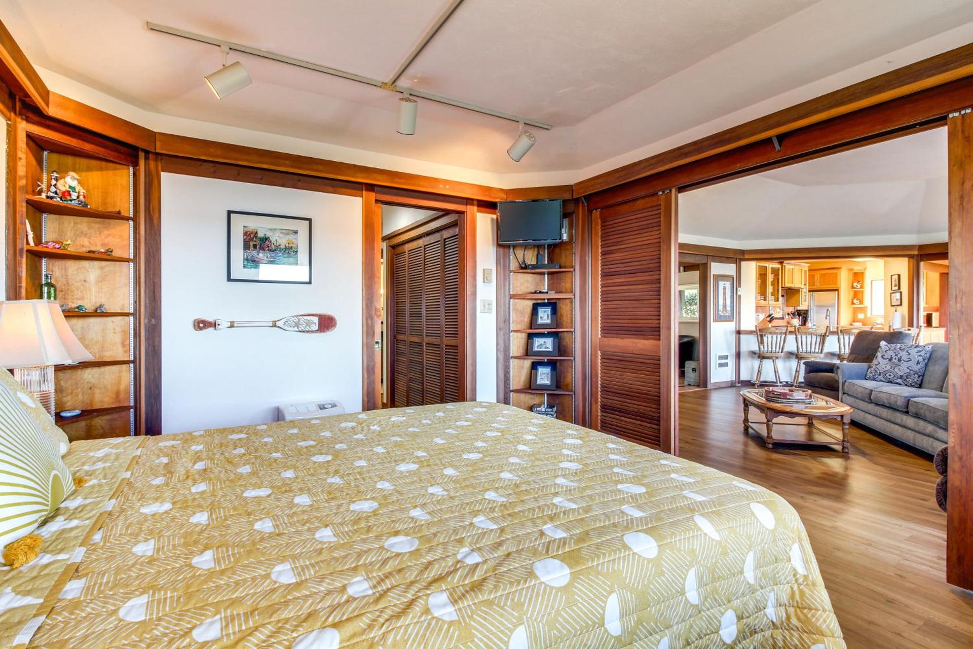 Enchanting Coos Bay Sanctuary with Lush Views!