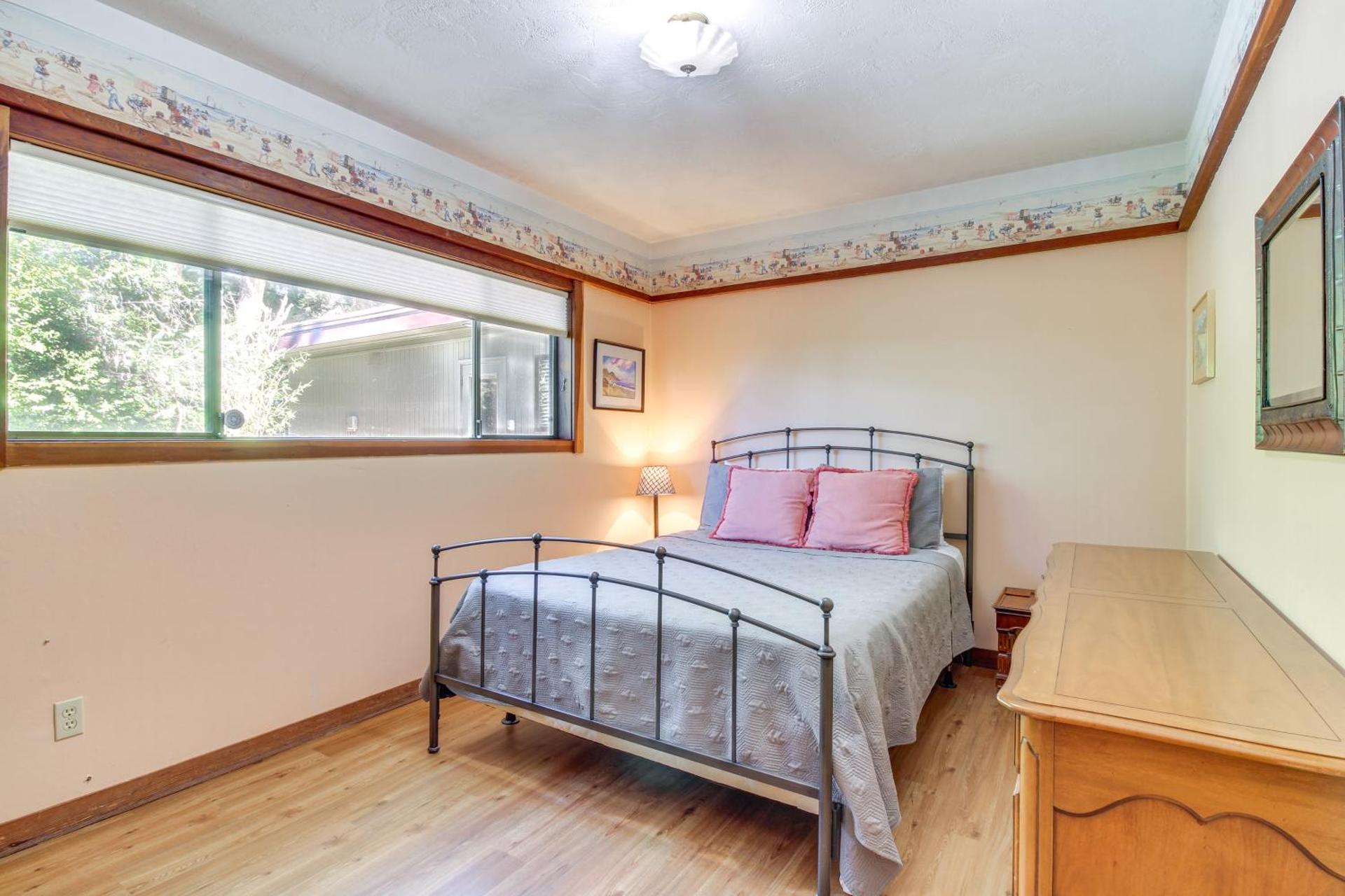 Enchanting Coos Bay Sanctuary with Lush Views!