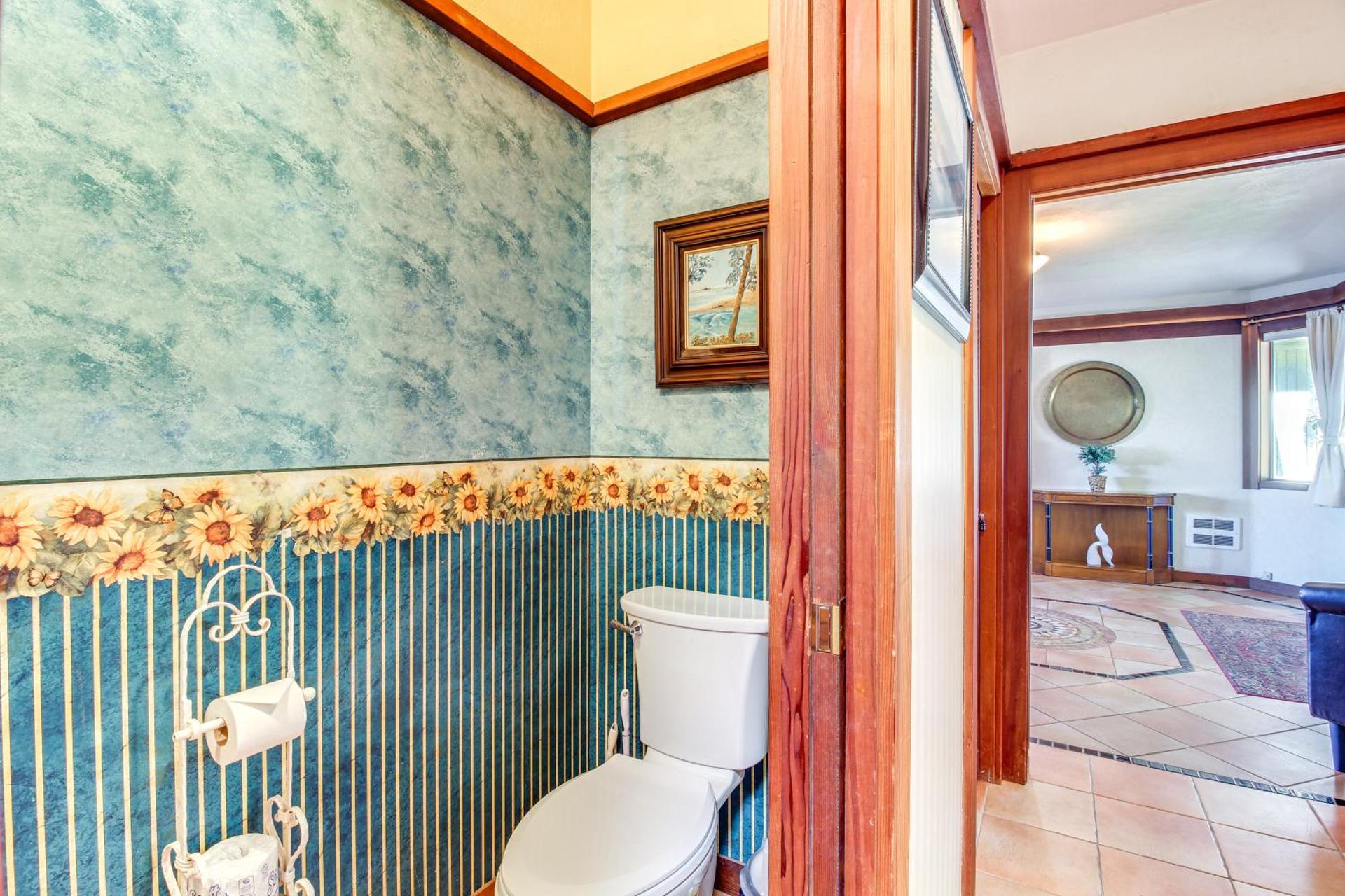 Enchanting Coos Bay Sanctuary with Lush Views!