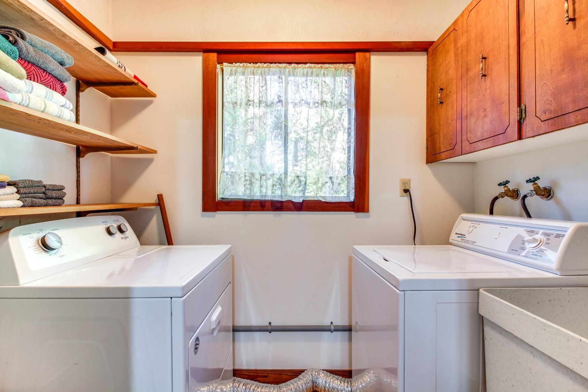 Enchanting Coos Bay Sanctuary with Lush Views!