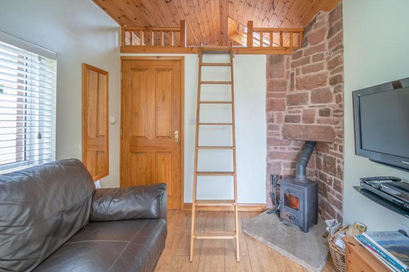 The Railway Weigh Office (Cliburn)