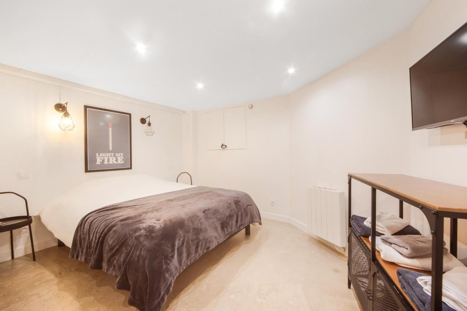 Large Flat Very Close to Montmartre