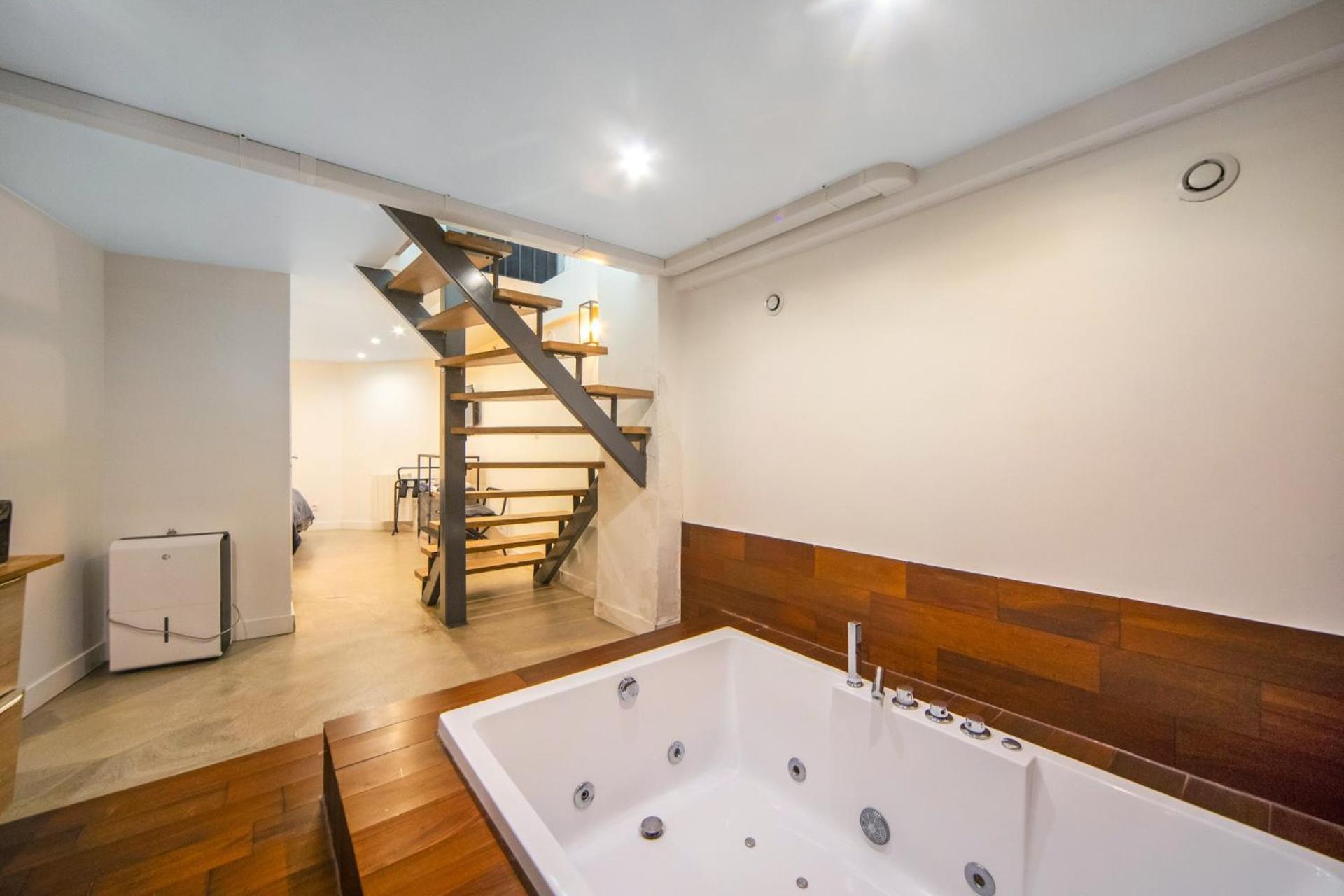 Large Flat Very Close to Montmartre