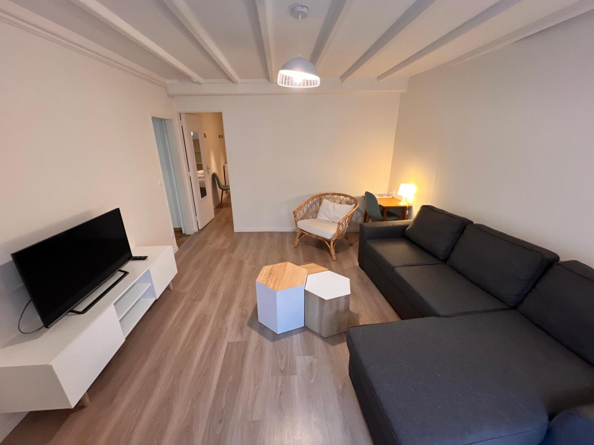 Appartement RDC 9 personnes, 2 chambres, wifi, proche du centre