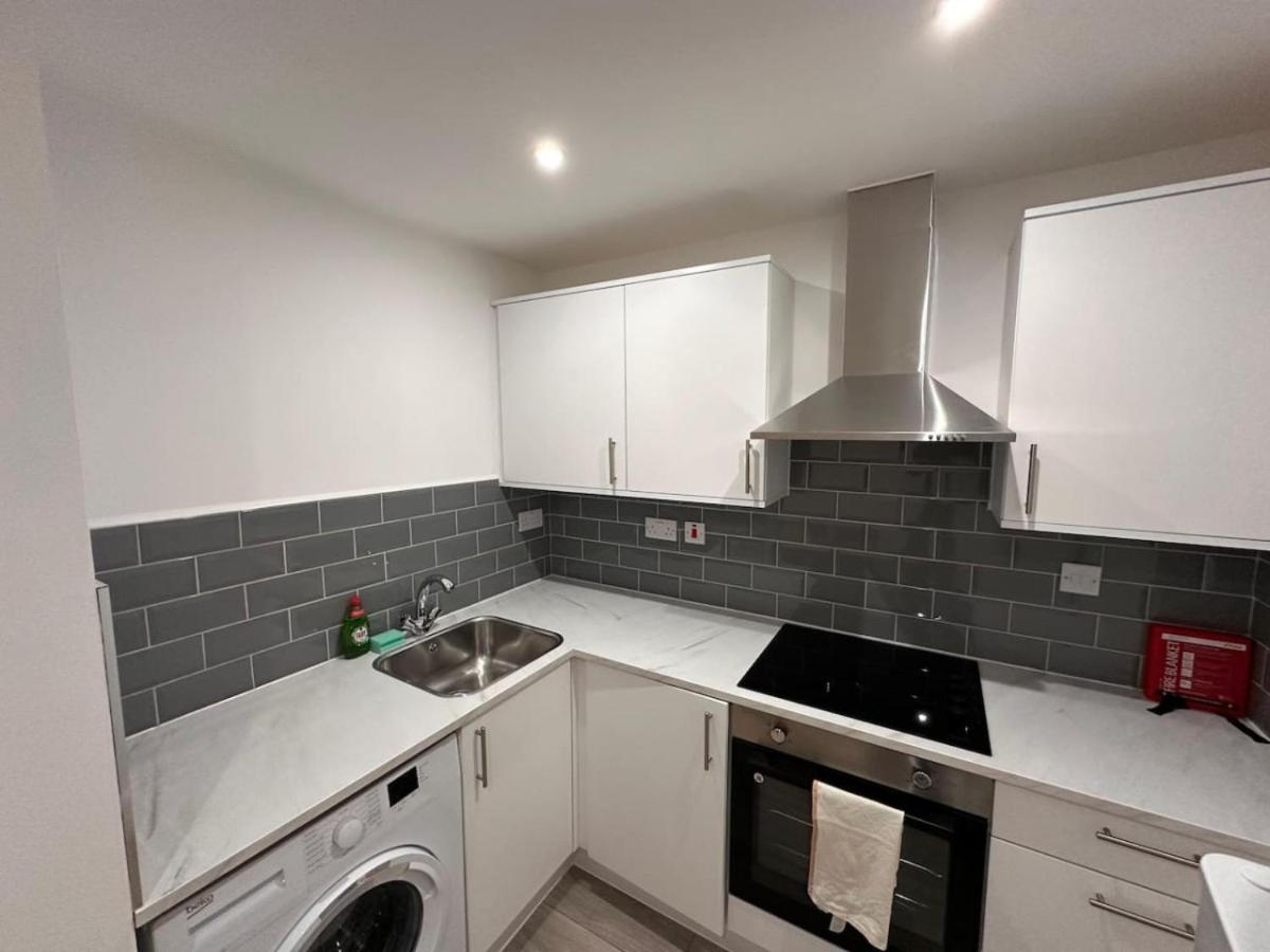 Vauxhall Victoria moments away