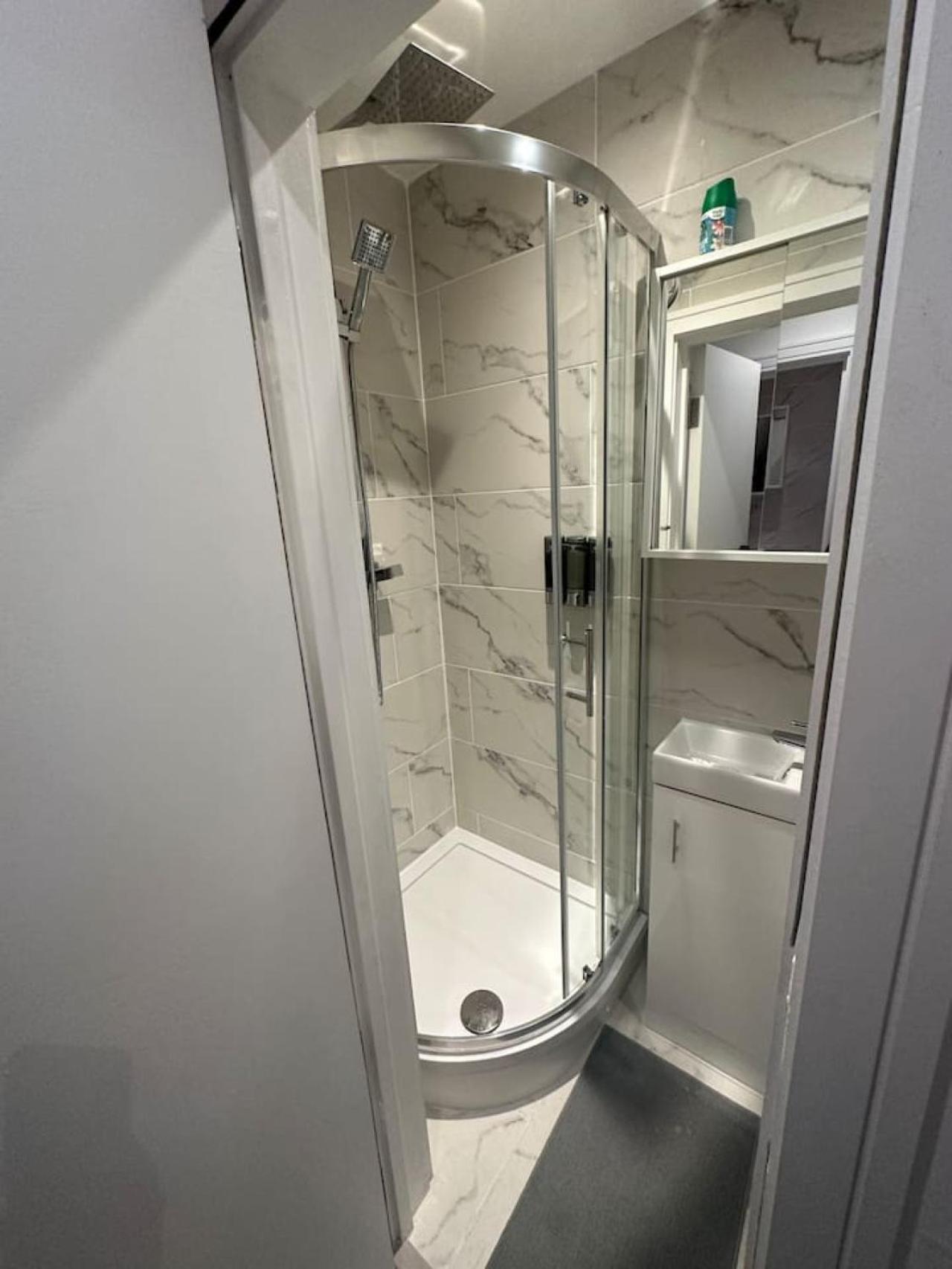 Buckingham Palace 15minutes away