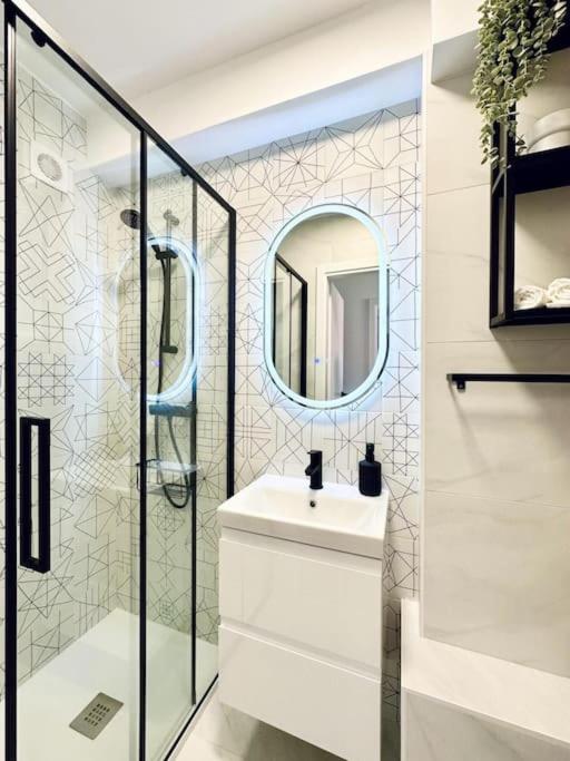 City Center Apartment With Balcony