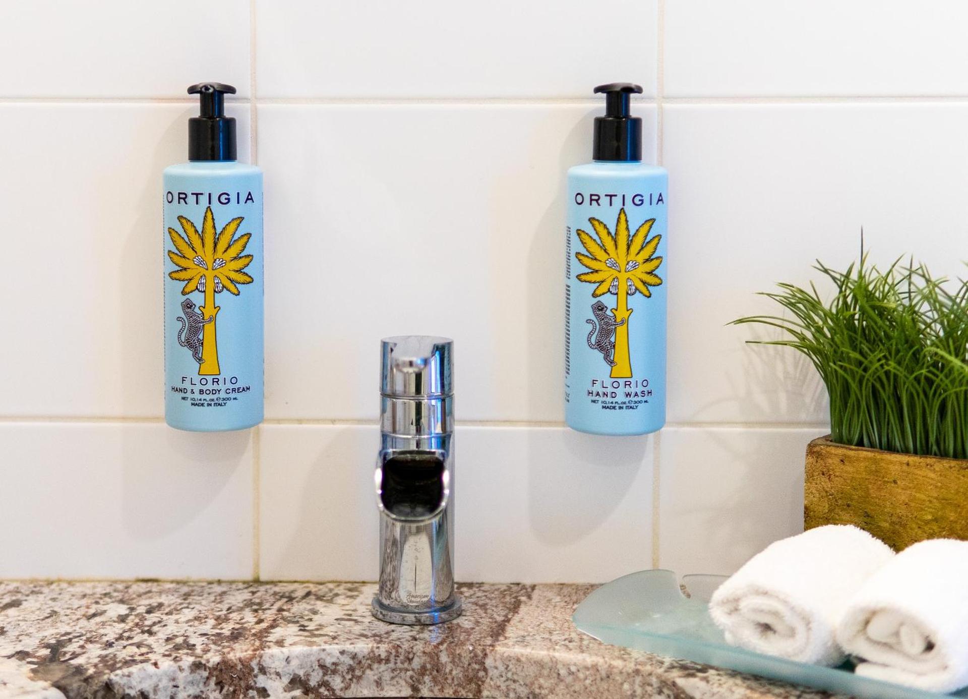 Superior Junior Queen Suite