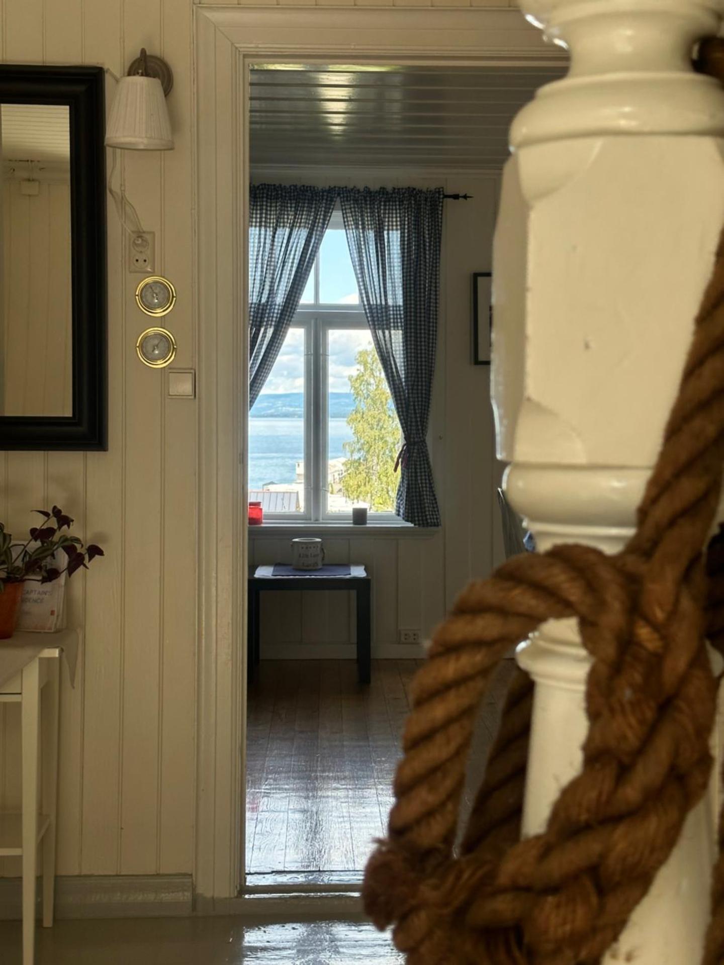 Idylliske Evjua ved Mjøsa