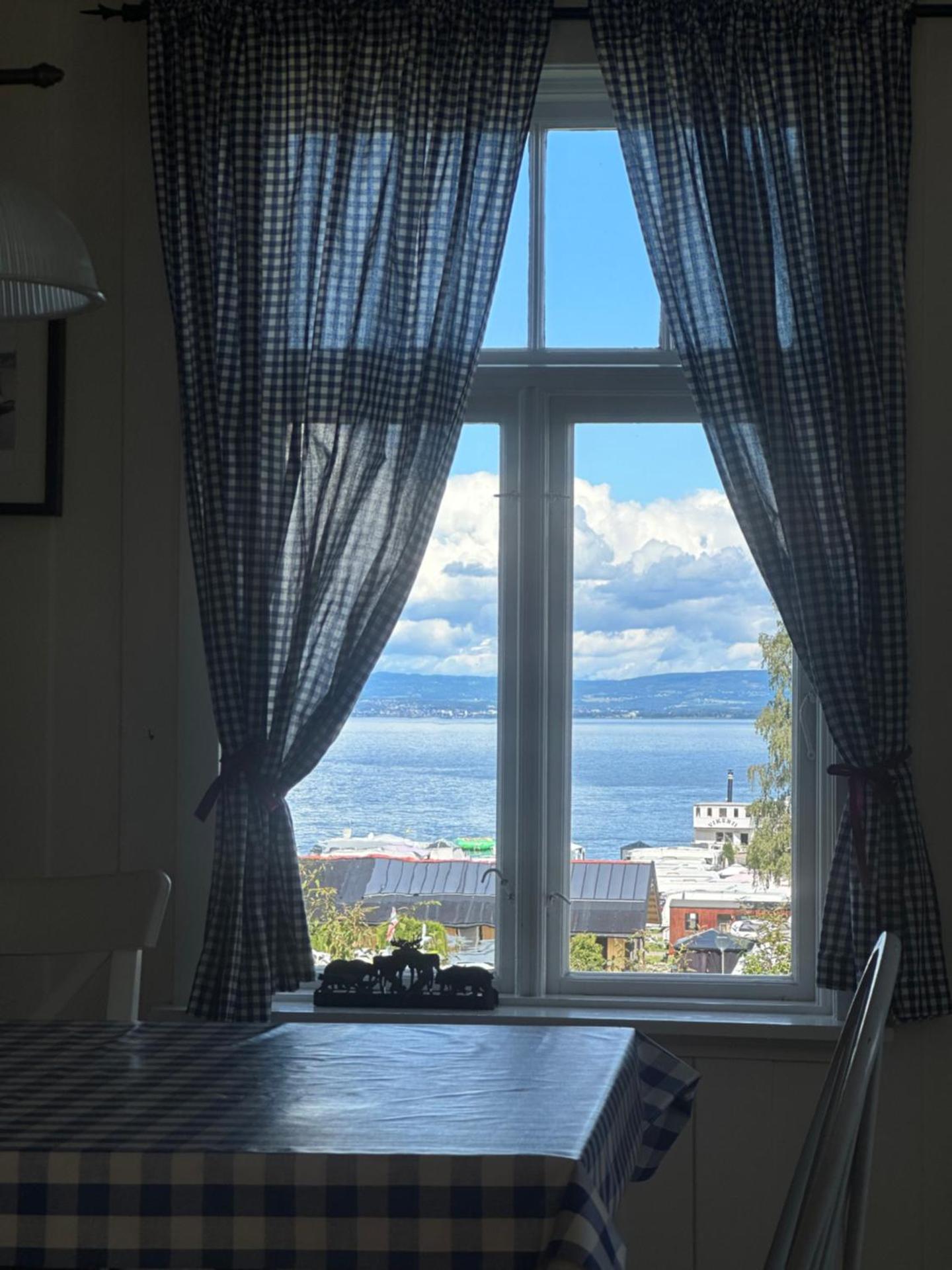 Idylliske Evjua ved Mjøsa