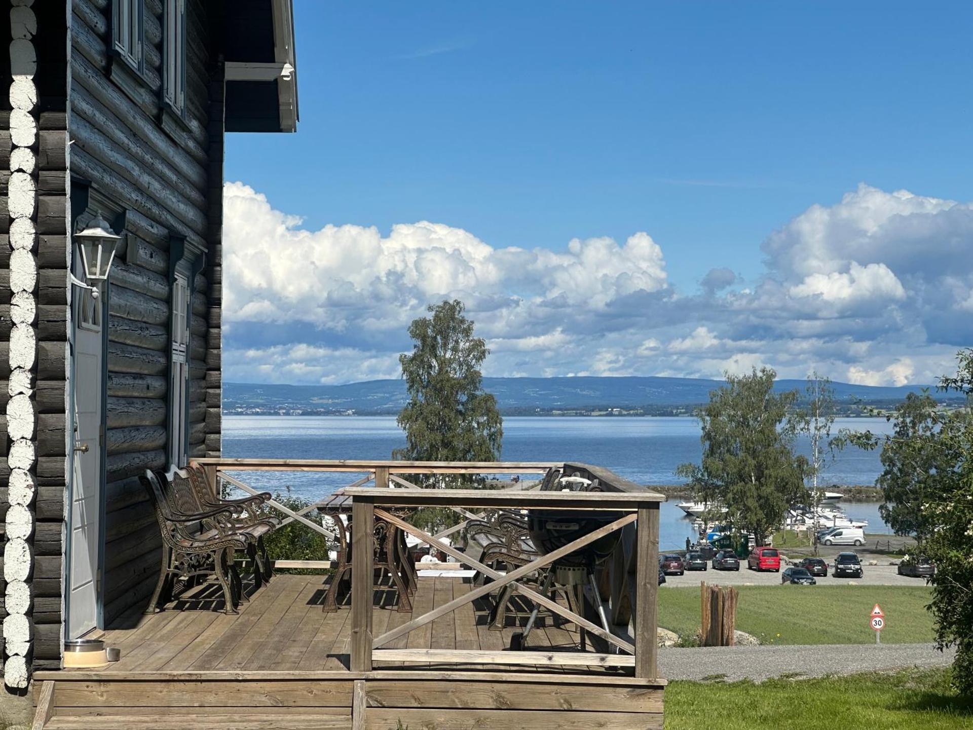 Idylliske Evjua ved Mjøsa