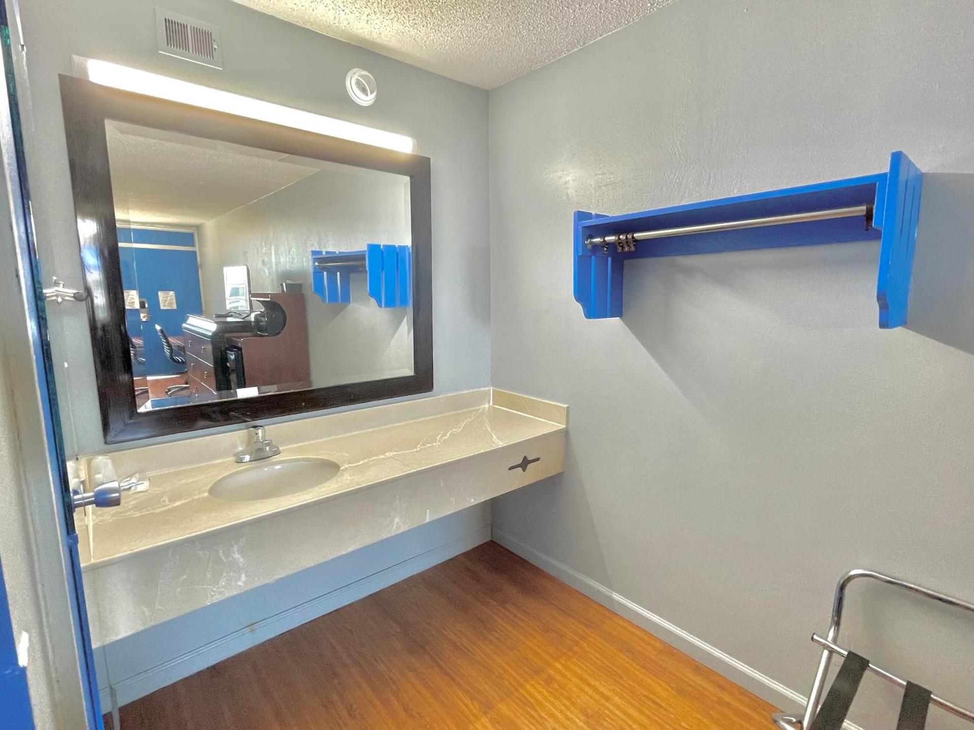 Rodeway inn- Nashville airport - Downtown - Mexican Restaurant on site