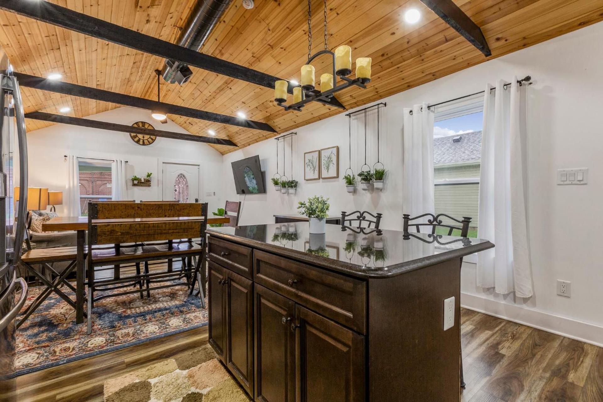 Urban Explorer Pad - 3BR - Backyard -Parking