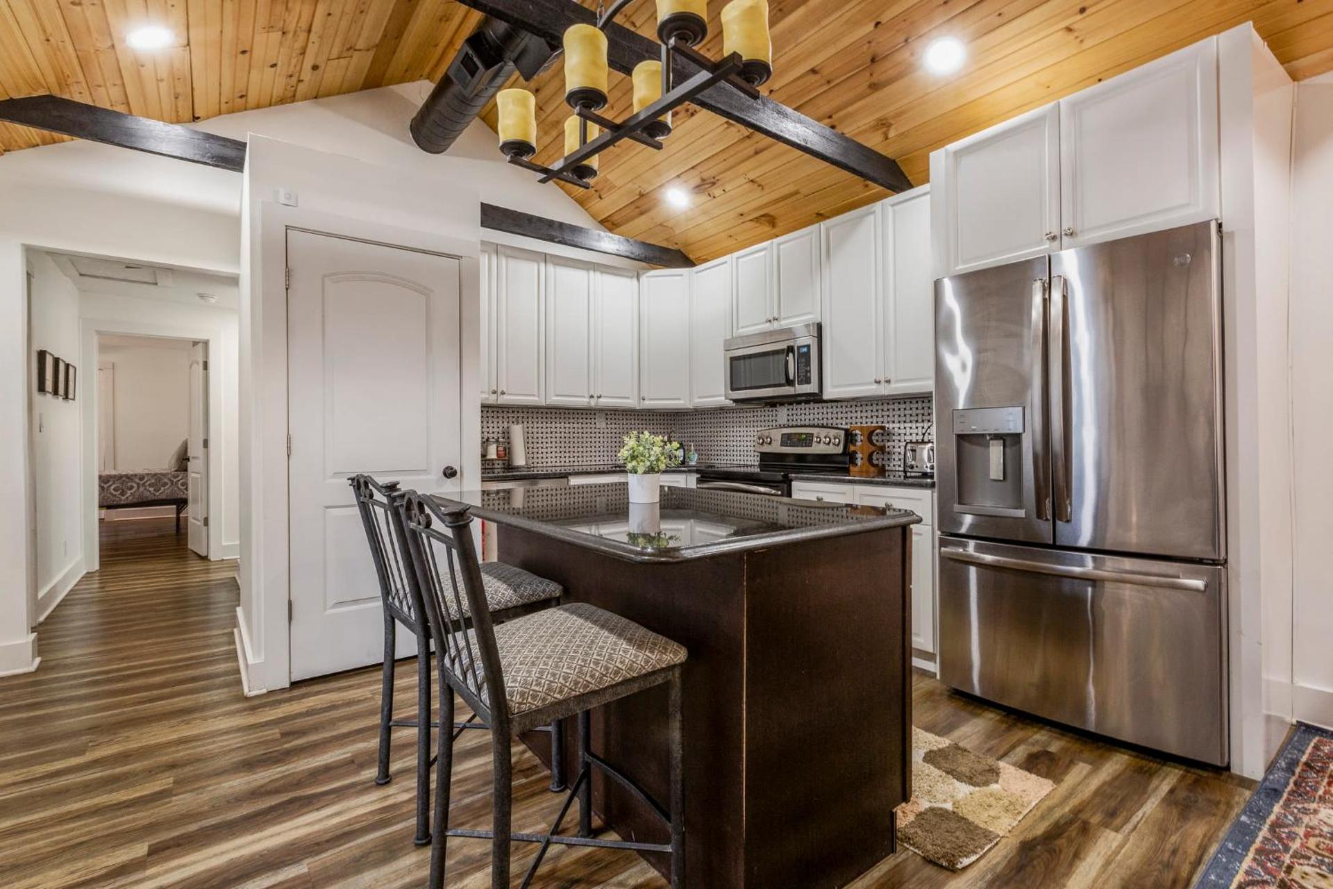 Urban Explorer Pad - 3BR - Backyard -Parking