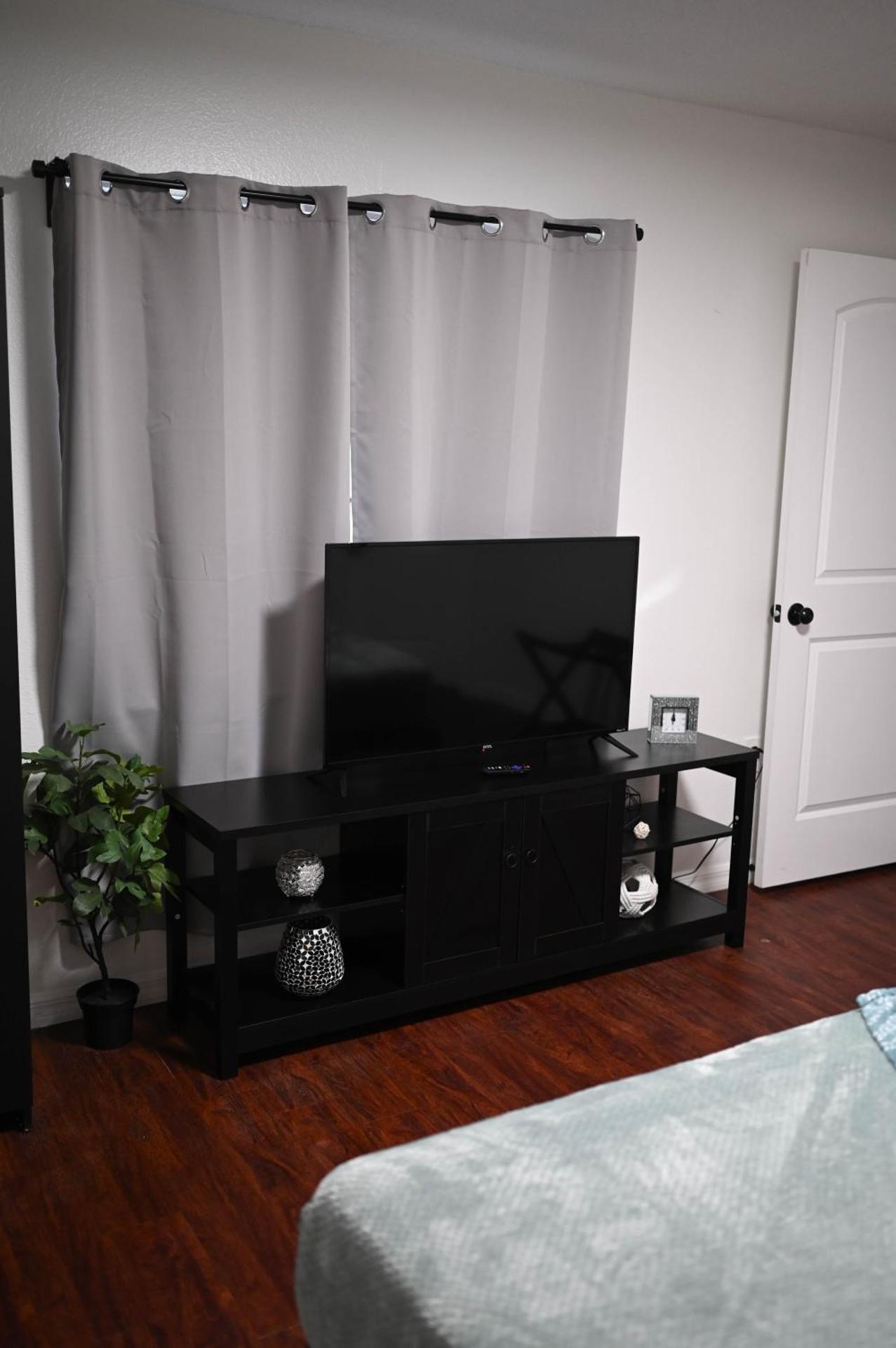 Home away from home close to parks - Pet Friendly