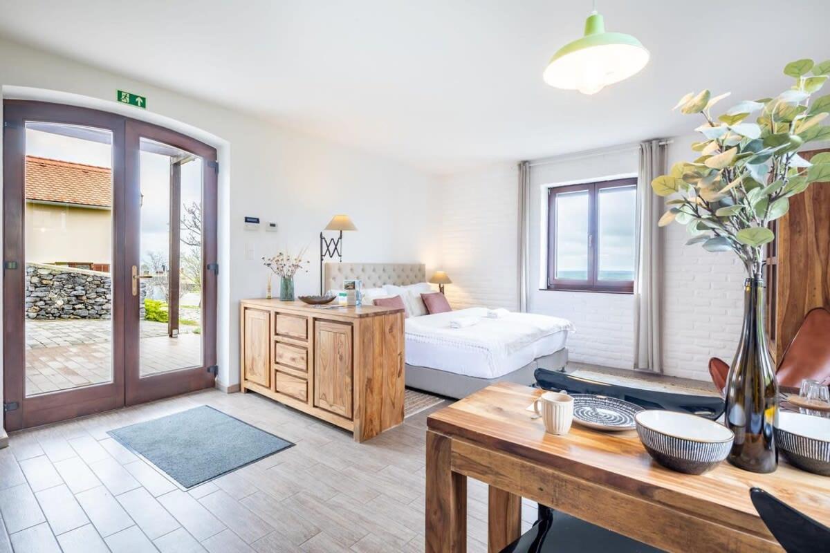 5 House Winery - Perfect Chill