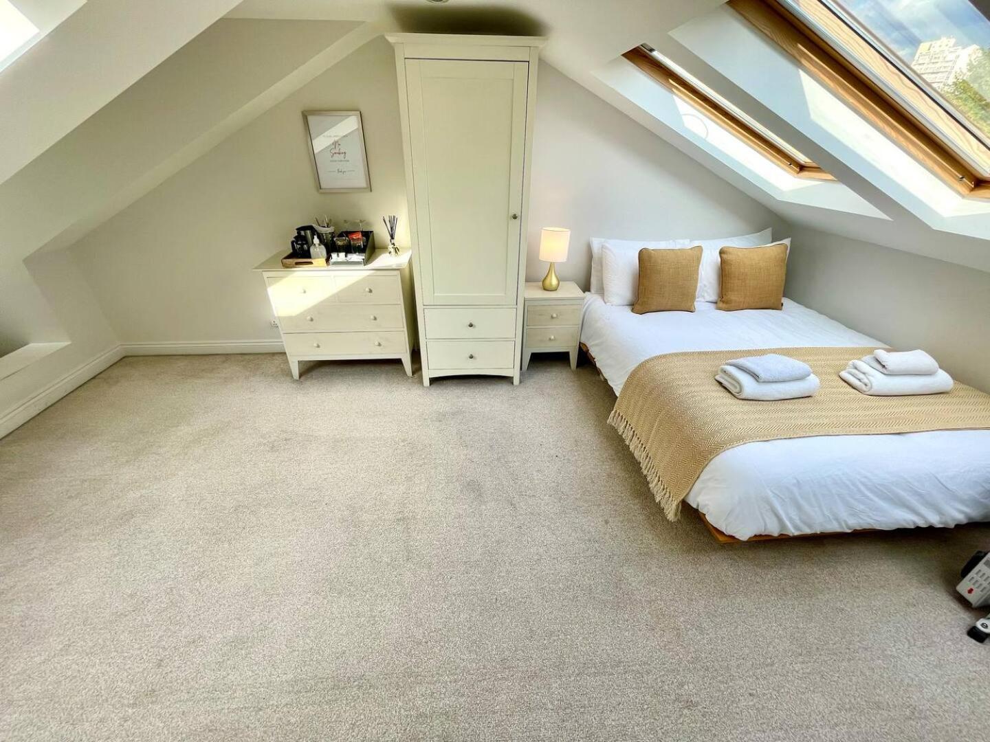 Bright Quiet Loft Room EnSuite Serene Clapham area